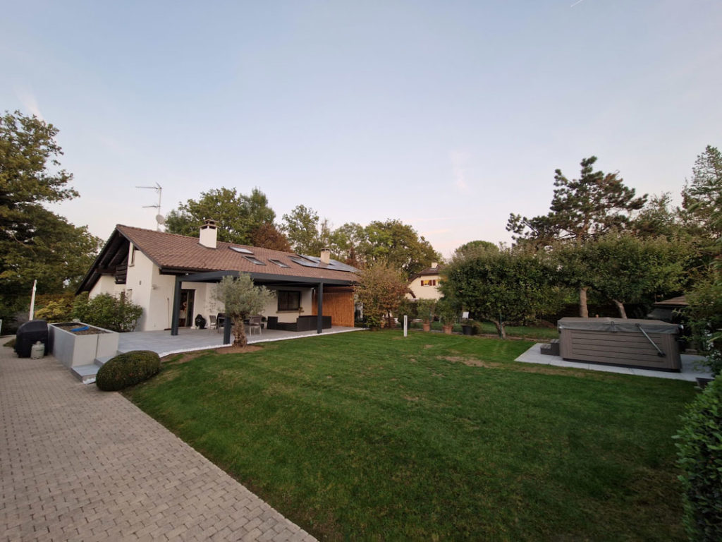 Maison contemporaine avec terrasse et jardin paysager